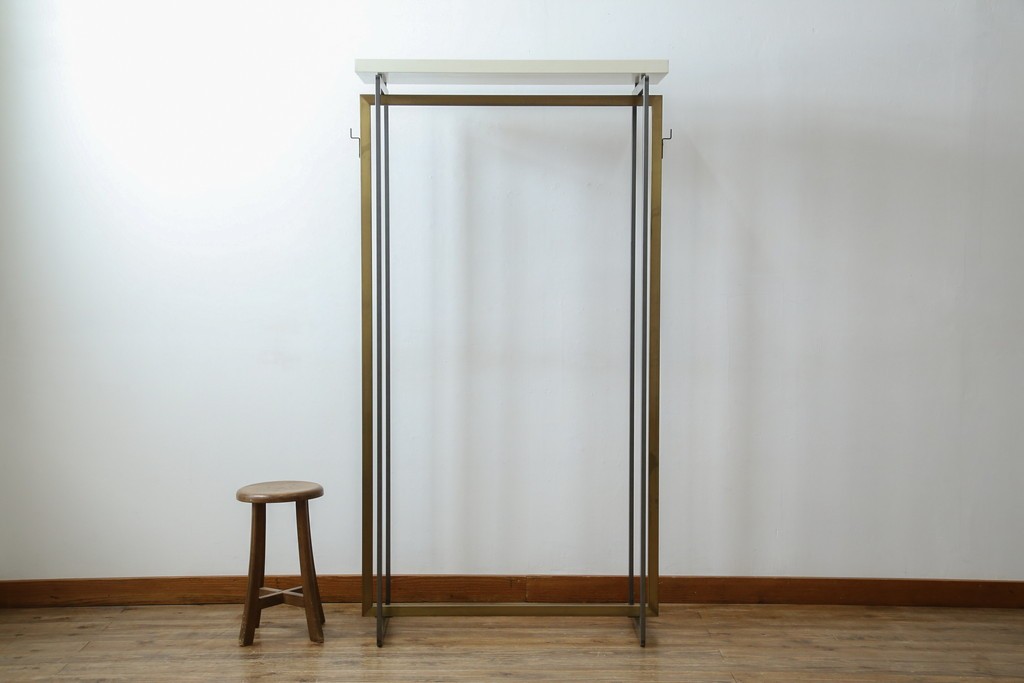 中古　美品!!　直線的なデザインがスタイリッシュなアパレル用ハンガーラック　(R-078019)