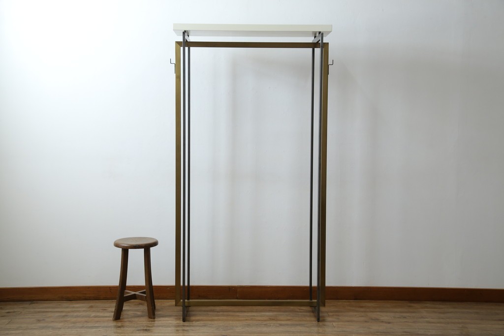 中古　美品!!　直線的なデザインがスタイリッシュなアパレル用ハンガーラック　(R-078019)