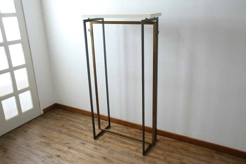 中古　美品!!　直線的なデザインがスタイリッシュなアパレル用ハンガーラック　(R-078019)