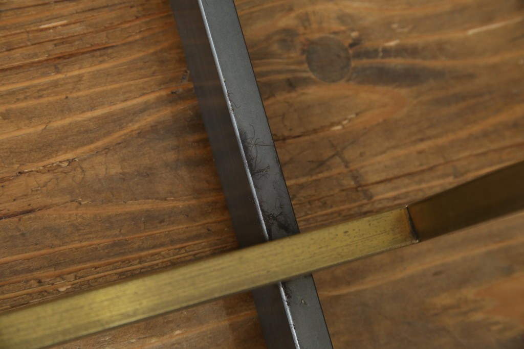 中古　美品!!　直線的なデザインがスタイリッシュなアパレル用ハンガーラック　(R-078019)