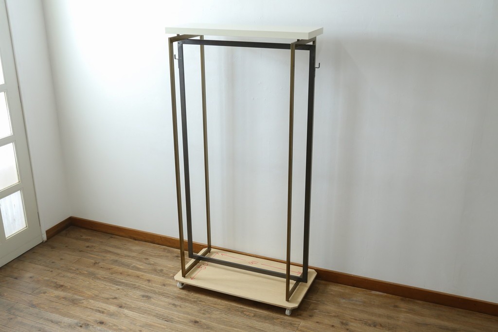 中古　美品!!　スタイリッシュなアパレル用ハンガーラック　(R-078020)