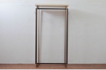 中古　美品!!　直線的なデザインがスタイリッシュなアパレル用ハンガーラック(ポールハンガー、洋服掛け、コート掛け、店舗什器)(R-078020)