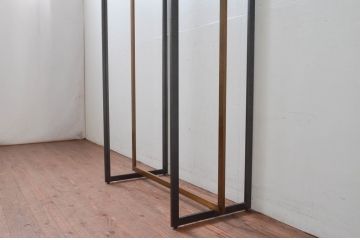 中古　美品!!　直線的なデザインがスタイリッシュなアパレル用ハンガーラック(ポールハンガー、洋服掛け、コート掛け、店舗什器)(R-078021)