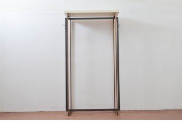 中古　美品!!　直線的なデザインがスタイリッシュなアパレル用ハンガーラック(ポールハンガー、洋服掛け、コート掛け、店舗什器)(R-078022)