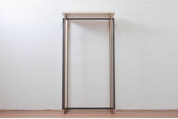 中古　美品!!　直線的なデザインがスタイリッシュなアパレル用ハンガーラック(ポールハンガー、洋服掛け、コート掛け、店舗什器)(R-078023)