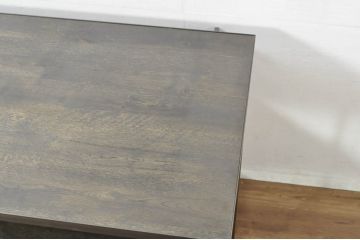 中古　シンプルで直線的なデザインが格好良いアパレル用展示台(作業台、飾り台、陳列台、コンソールテーブル、店舗什器、ディスプレイ台)(R-078027)