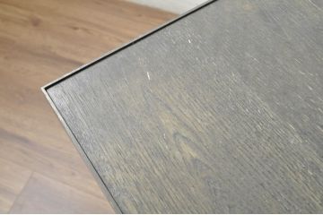 中古　シンプルで直線的なデザインが格好良いアパレル用展示台(作業台、飾り台、陳列台、コンソールテーブル、店舗什器、ディスプレイ台)(R-078027)
