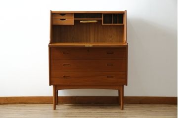 デンマークビンテージ　Vinde Mobelfabrik製　Arne Wahl Iversen(アルネ・ウォール・イヴェルセン)　チーク材のあたたかな色味が魅力的なライティングビューロー(ワークデスク、簿記机、在宅用、在宅ワーク用、収納棚、戸棚、ヴィンテージ、北欧)(R-078042)