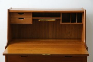 デンマークビンテージ　Vinde Mobelfabrik製　Arne Wahl Iversen(アルネ・ウォール・イヴェルセン)　チーク材のあたたかな色味が魅力的なライティングビューロー(ワークデスク、簿記机、在宅用、在宅ワーク用、収納棚、戸棚、ヴィンテージ、北欧)(R-078042)