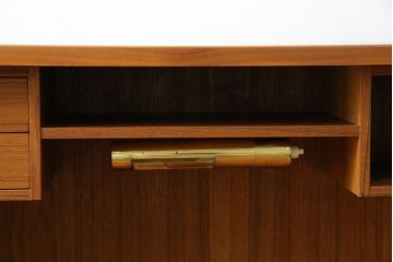 デンマークビンテージ　Vinde Mobelfabrik製　Arne Wahl Iversen(アルネ・ウォール・イヴェルセン)　チーク材のあたたかな色味が魅力的なライティングビューロー(ワークデスク、簿記机、在宅用、在宅ワーク用、収納棚、戸棚、ヴィンテージ、北欧)(R-078042)