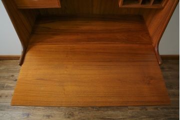 デンマークビンテージ　Vinde Mobelfabrik製　Arne Wahl Iversen(アルネ・ウォール・イヴェルセン)　チーク材のあたたかな色味が魅力的なライティングビューロー(ワークデスク、簿記机、在宅用、在宅ワーク用、収納棚、戸棚、ヴィンテージ、北欧)(R-078042)