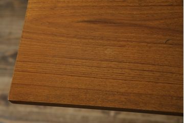 デンマークビンテージ　Vinde Mobelfabrik製　Arne Wahl Iversen(アルネ・ウォール・イヴェルセン)　チーク材のあたたかな色味が魅力的なライティングビューロー(ワークデスク、簿記机、在宅用、在宅ワーク用、収納棚、戸棚、ヴィンテージ、北欧)(R-078042)