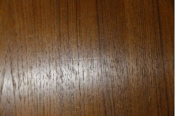 デンマークビンテージ　Vinde Mobelfabrik製　Arne Wahl Iversen(アルネ・ウォール・イヴェルセン)　チーク材のあたたかな色味が魅力的なライティングビューロー(ワークデスク、簿記机、在宅用、在宅ワーク用、収納棚、戸棚、ヴィンテージ、北欧)(R-078042)