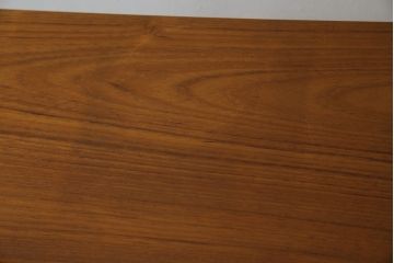 デンマークビンテージ　Vinde Mobelfabrik製　Arne Wahl Iversen(アルネ・ウォール・イヴェルセン)　チーク材のあたたかな色味が魅力的なライティングビューロー(ワークデスク、簿記机、在宅用、在宅ワーク用、収納棚、戸棚、ヴィンテージ、北欧)(R-078042)