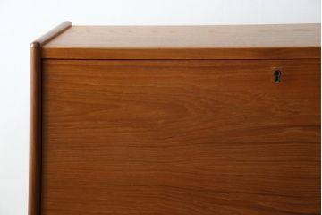 デンマークビンテージ　Vinde Mobelfabrik製　Arne Wahl Iversen(アルネ・ウォール・イヴェルセン)　チーク材のあたたかな色味が魅力的なライティングビューロー(ワークデスク、簿記机、在宅用、在宅ワーク用、収納棚、戸棚、ヴィンテージ、北欧)(R-078042)