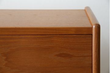 デンマークビンテージ　Vinde Mobelfabrik製　Arne Wahl Iversen(アルネ・ウォール・イヴェルセン)　チーク材のあたたかな色味が魅力的なライティングビューロー(ワークデスク、簿記机、在宅用、在宅ワーク用、収納棚、戸棚、ヴィンテージ、北欧)(R-078042)