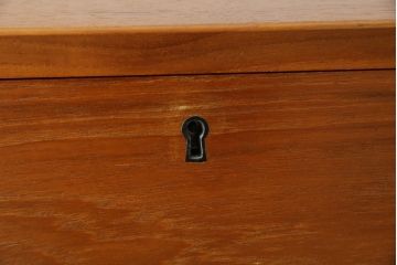 デンマークビンテージ　Vinde Mobelfabrik製　Arne Wahl Iversen(アルネ・ウォール・イヴェルセン)　チーク材のあたたかな色味が魅力的なライティングビューロー(ワークデスク、簿記机、在宅用、在宅ワーク用、収納棚、戸棚、ヴィンテージ、北欧)(R-078042)
