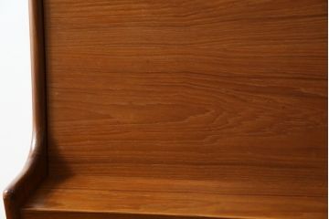 デンマークビンテージ　Vinde Mobelfabrik製　Arne Wahl Iversen(アルネ・ウォール・イヴェルセン)　チーク材のあたたかな色味が魅力的なライティングビューロー(ワークデスク、簿記机、在宅用、在宅ワーク用、収納棚、戸棚、ヴィンテージ、北欧)(R-078042)