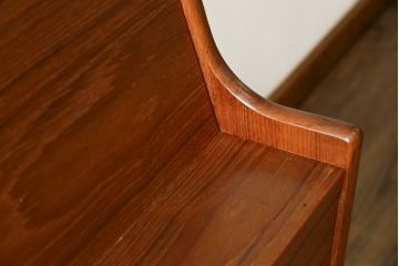 デンマークビンテージ　Vinde Mobelfabrik製　Arne Wahl Iversen(アルネ・ウォール・イヴェルセン)　チーク材のあたたかな色味が魅力的なライティングビューロー(ワークデスク、簿記机、在宅用、在宅ワーク用、収納棚、戸棚、ヴィンテージ、北欧)(R-078042)