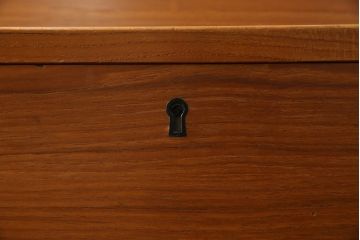 デンマークビンテージ　Vinde Mobelfabrik製　Arne Wahl Iversen(アルネ・ウォール・イヴェルセン)　チーク材のあたたかな色味が魅力的なライティングビューロー(ワークデスク、簿記机、在宅用、在宅ワーク用、収納棚、戸棚、ヴィンテージ、北欧)(R-078042)