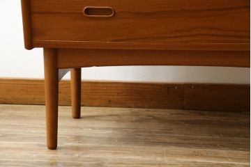 デンマークビンテージ　Vinde Mobelfabrik製　Arne Wahl Iversen(アルネ・ウォール・イヴェルセン)　チーク材のあたたかな色味が魅力的なライティングビューロー(ワークデスク、簿記机、在宅用、在宅ワーク用、収納棚、戸棚、ヴィンテージ、北欧)(R-078042)