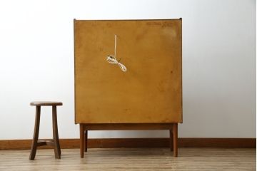 デンマークビンテージ　Vinde Mobelfabrik製　Arne Wahl Iversen(アルネ・ウォール・イヴェルセン)　チーク材のあたたかな色味が魅力的なライティングビューロー(ワークデスク、簿記机、在宅用、在宅ワーク用、収納棚、戸棚、ヴィンテージ、北欧)(R-078042)