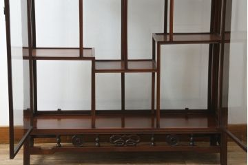 和製ビンテージ　花梨(カリン)材　薄型　コレクションをお洒落にディスプレイできる違い棚のガラスケース(Gケース、ショーケース、キャビネット、飾り棚、陳列棚、店舗什器、ヴィンテージ)(R-078043)
