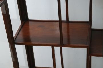和製ビンテージ　花梨(カリン)材　薄型　コレクションをお洒落にディスプレイできる違い棚のガラスケース(Gケース、ショーケース、キャビネット、飾り棚、陳列棚、店舗什器、ヴィンテージ)(R-078043)