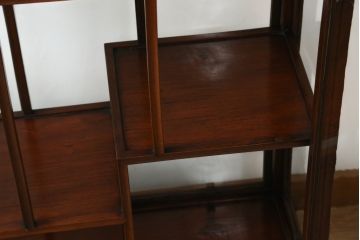 和製ビンテージ　花梨(カリン)材　薄型　コレクションをお洒落にディスプレイできる違い棚のガラスケース(Gケース、ショーケース、キャビネット、飾り棚、陳列棚、店舗什器、ヴィンテージ)(R-078043)