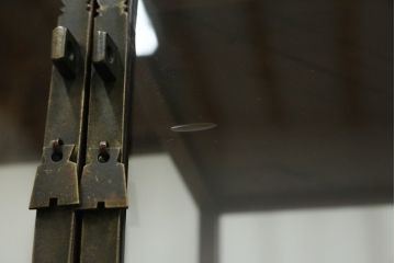 和製ビンテージ　花梨(カリン)材　薄型　コレクションをお洒落にディスプレイできる違い棚のガラスケース(Gケース、ショーケース、キャビネット、飾り棚、陳列棚、店舗什器、ヴィンテージ)(R-078043)