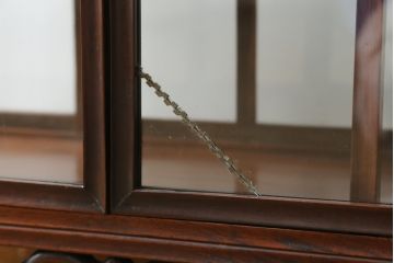 和製ビンテージ　花梨(カリン)材　薄型　コレクションをお洒落にディスプレイできる違い棚のガラスケース(Gケース、ショーケース、キャビネット、飾り棚、陳列棚、店舗什器、ヴィンテージ)(R-078043)