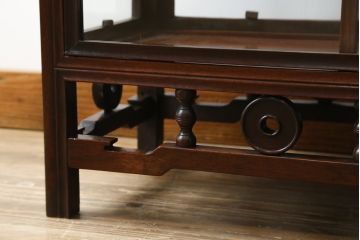 和製ビンテージ　花梨(カリン)材　薄型　コレクションをお洒落にディスプレイできる違い棚のガラスケース(Gケース、ショーケース、キャビネット、飾り棚、陳列棚、店舗什器、ヴィンテージ)(R-078043)