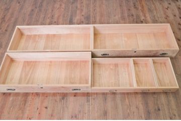 中古　伝統工芸品　金具に上品な花の図柄をあしらった加茂総桐箪笥(胴丸、総桐たんす、着物箪笥、衣装箪笥、和タンス、引き出し、チェスト、バラ売り可能)(R-078044)