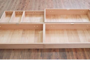 中古　伝統工芸品　金具に上品な花の図柄をあしらった加茂総桐箪笥(胴丸、総桐たんす、着物箪笥、衣装箪笥、和タンス、引き出し、チェスト、バラ売り可能)(R-078044)