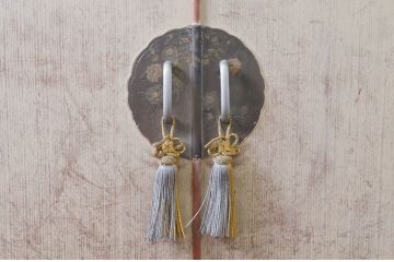 中古　伝統工芸品　金具に上品な花の図柄をあしらった加茂総桐箪笥(胴丸、総桐たんす、着物箪笥、衣装箪笥、和タンス、引き出し、チェスト、バラ売り可能)(R-078044)