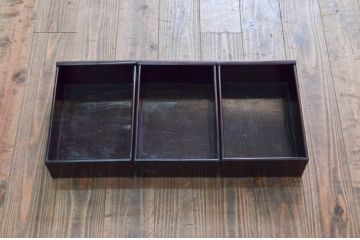 和製アンティーク　花梨(カリン)材　松竹梅の縁起物の彫刻をあしらった小振りな飾り棚(戸棚、収納棚、茶棚、違い棚)(R-078046)