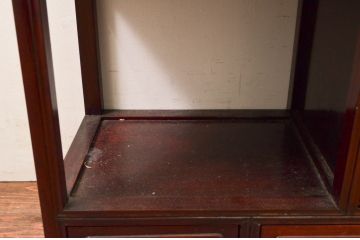 和製アンティーク　花梨(カリン)材　松竹梅の縁起物の彫刻をあしらった小振りな飾り棚(戸棚、収納棚、茶棚、違い棚)(R-078046)