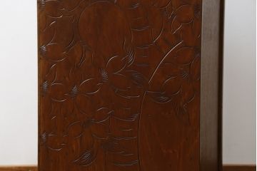 中古　美品　伝統工芸　軽井沢彫り　力強い桜の木の彫刻が目を引く小引き出し(小物収納、サイドチェスト、引き出し)(R-078047)
