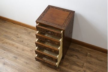 中古　美品　伝統工芸　軽井沢彫り　力強い桜の木の彫刻が目を引く小引き出し(小物収納、サイドチェスト、引き出し)(R-078047)
