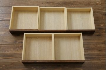 中古　美品　伝統工芸　軽井沢彫り　力強い桜の木の彫刻が目を引く小引き出し(小物収納、サイドチェスト、引き出し)(R-078047)