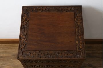 中古　美品　伝統工芸　軽井沢彫り　力強い桜の木の彫刻が目を引く小引き出し(小物収納、サイドチェスト、引き出し)(R-078047)