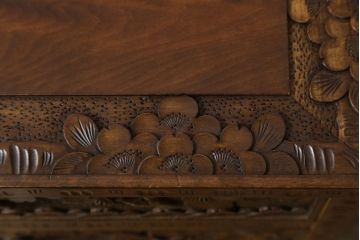中古　美品　伝統工芸　軽井沢彫り　力強い桜の木の彫刻が目を引く小引き出し(小物収納、サイドチェスト、引き出し)(R-078047)