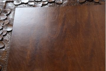中古　美品　伝統工芸　軽井沢彫り　力強い桜の木の彫刻が目を引く小引き出し(小物収納、サイドチェスト、引き出し)(R-078047)