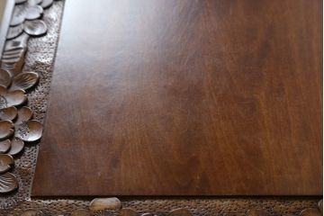中古　美品　伝統工芸　軽井沢彫り　力強い桜の木の彫刻が目を引く小引き出し(小物収納、サイドチェスト、引き出し)(R-078047)