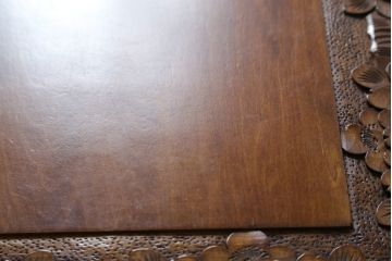 中古　美品　伝統工芸　軽井沢彫り　力強い桜の木の彫刻が目を引く小引き出し(小物収納、サイドチェスト、引き出し)(R-078047)