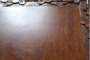 中古　美品　伝統工芸　軽井沢彫り　力強い桜の木の彫刻が目を引く小引き出し(小物収納、サイドチェスト、引き出し)(R-078047)
