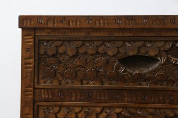中古　美品　伝統工芸　軽井沢彫り　力強い桜の木の彫刻が目を引く小引き出し(小物収納、サイドチェスト、引き出し)(R-078047)