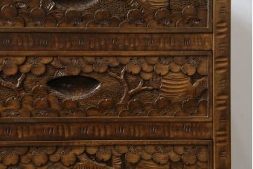 中古　美品　伝統工芸　軽井沢彫り　力強い桜の木の彫刻が目を引く小引き出し(小物収納、サイドチェスト、引き出し)(R-078047)
