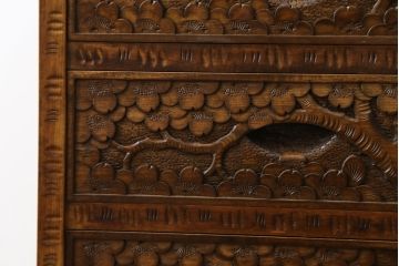 中古　美品　伝統工芸　軽井沢彫り　力強い桜の木の彫刻が目を引く小引き出し(小物収納、サイドチェスト、引き出し)(R-078047)