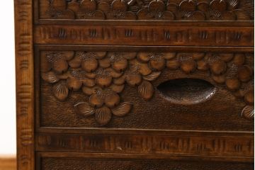 中古　美品　伝統工芸　軽井沢彫り　力強い桜の木の彫刻が目を引く小引き出し(小物収納、サイドチェスト、引き出し)(R-078047)